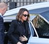 Visiblement bouleversée, sa fille Laura Smet est apparue seule devant l'édifice, le visage dissimulé derrière des lunettes noires.

Laura Smet - Obsèques de Nathalie Baye en l'église Saint-Sulpice à Paris le 23 avril 2026. © Dominique Jacovides - Coadic Guirec / Bestimage