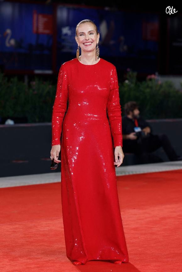 ’actrice a choisi une silhouette longue et élégante, sublimée par cette couleur éclatante.

Carole Bouquet assiste à la projection du film « Un Bon Avocat » dans le cadre du 83e Festival international du film de Venise, à la Sala Grande, le 11 septembre 2026 à Venise, en Italie. 

Photo par Marco Piovanotto/Abacapress.com