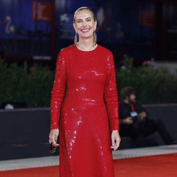 ’actrice a choisi une silhouette longue et élégante, sublimée par cette couleur éclatante.

Carole Bouquet assiste à la projection du film « Un Bon Avocat » dans le cadre du 83e Festival international du film de Venise, à la Sala Grande, le 11 septembre 2026 à Venise, en Italie. 

Photo par Marco Piovanotto/Abacapress.com