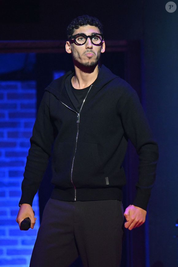 Ilyes Djadel était sur la scène du Palais Nikaia à Nice, le 27 février 2025, pour le Jamel Comedy Club où se sont succédés Antek, Doully, Julien Santini, Nordine Ganso, Redouane Harjane et Kino en première partie. © Bruno Bebert/Bestimage