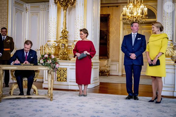 La grande-duchesse Maria Teresa de Luxembourg, Le grand-duc Henri de Luxembourg, La grande-duchesse Maria Teresa de Luxembourg, La comtesse Stéphanie de Lannoy, grande-duchesse héritière de Luxembourg - Signature du décret dans le cadre de la nomination du Grand-Duc héritier de Luxembourg comme Lieutenant-Réprésentant à Luxembourg, le 8 octobre 2024. 
© Dana Press / Bestimage