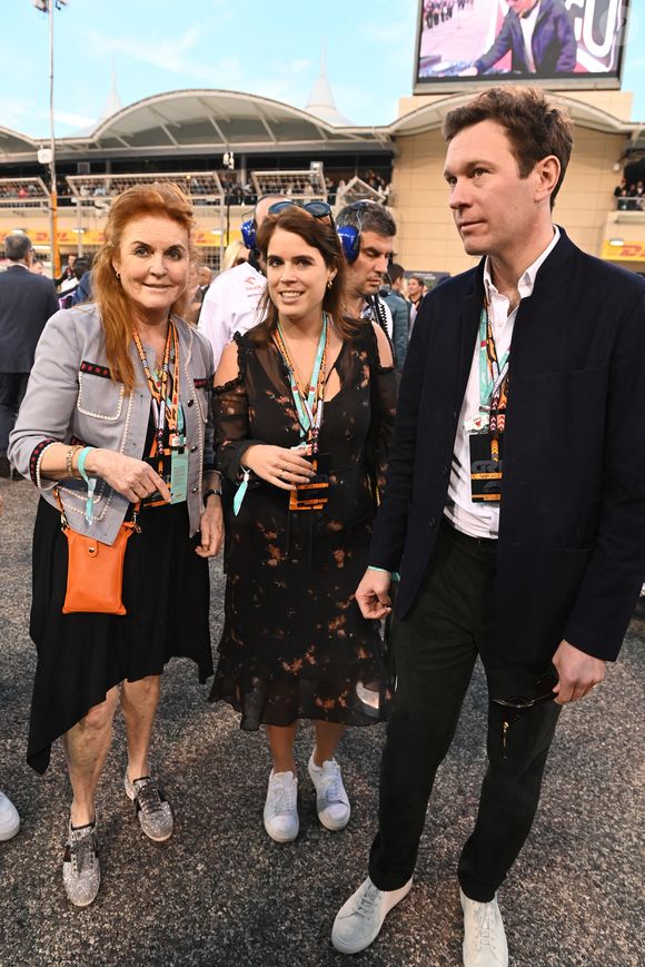 Sarah Ferguson, duchesse d’York, la princesse Eugenie d’York et son mari Jack Brooksbank lors du Grand Prix de Formule Un (F1) Gulf Air Bahrain 2024 sur le Circuit international de Sakhir à Bahreïn, le 2 mars 2024. © Motorsport Images/Panoramic/Bestimage
