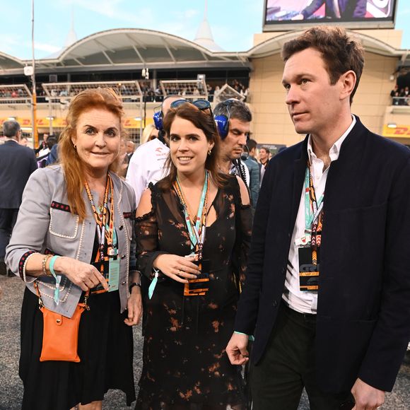 Sarah Ferguson, duchesse d’York, la princesse Eugenie d’York et son mari Jack Brooksbank lors du Grand Prix de Formule Un (F1) Gulf Air Bahrain 2024 sur le Circuit international de Sakhir à Bahreïn, le 2 mars 2024. © Motorsport Images/Panoramic/Bestimage
