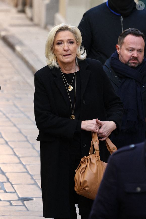 La présidente du parti d'extrême droite français, le Rassemblement national, Marine Le Pen, accompagnée du député du Pas-de-Calais (12e circonscription), Bruno Bilde, à l'église Notre-Dame de l'Assomption, pour la cérémonie funéraire de l'actrice française Brigitte Bardot, à Saint-Tropez, dans le sud-est de la France, le 7 janvier 2026. L'actrice française Brigitte Bardot, symbole de la libération sexuelle dans les années 1950 et 1960, qui s'est réinventée en défenseuse des droits des animaux et a embrassé des opinions d'extrême droite, est décédée le 28 décembre 2025 à l'âge de 91 ans. Photo par Raphael Lafargue/ABACAPRESS.COM