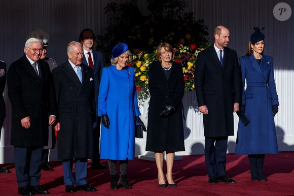 Celle du couple présidentiel allemand

Frank-Walter Steinmeier, le président allemand, Le roi Charles III d'Angleterre et Camilla Parker Bowles, reine consort d'Angleterre, Elke Budenbender, Le prince William, prince de Galles, et Catherine (Kate) Middleton, princesse de Galles - Le roi Charles III et la reine Camilla accueillent le président allemand Frank-Walter Steinmeier et son épouse Elke Buedenbender, accompagnés du prince et de la princesse de Galles à Datchet Road à Windsor, Berkshire, au premier jour de la visite d'État au Royaume-Uni du président de la République fédérale d'Allemagne. Date de la photo : mercredi 3 décembre 2025.  

© PA Photo/ Bestimage