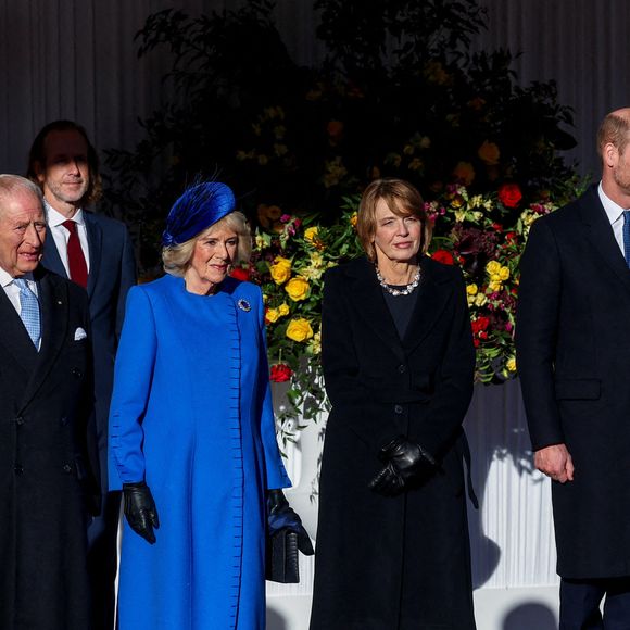Celle du couple présidentiel allemand

Frank-Walter Steinmeier, le président allemand, Le roi Charles III d'Angleterre et Camilla Parker Bowles, reine consort d'Angleterre, Elke Budenbender, Le prince William, prince de Galles, et Catherine (Kate) Middleton, princesse de Galles - Le roi Charles III et la reine Camilla accueillent le président allemand Frank-Walter Steinmeier et son épouse Elke Buedenbender, accompagnés du prince et de la princesse de Galles à Datchet Road à Windsor, Berkshire, au premier jour de la visite d'État au Royaume-Uni du président de la République fédérale d'Allemagne. Date de la photo : mercredi 3 décembre 2025.  

© PA Photo/ Bestimage