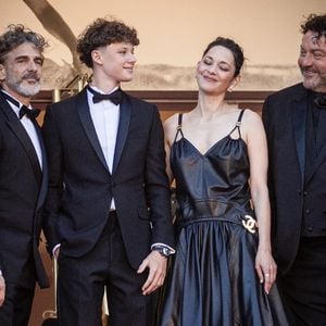 Leonardo Sbaraglia, Marcel Canet et sa mère Marion Cotillard, Denis Ménochet - Montée des marches du film " Karma " lors du 79ème Festival International du Film de Cannes, le 15 mai 2026. © Jacovides-Moreau / Bestimage