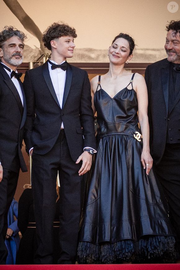 Leonardo Sbaraglia, Marcel Canet et sa mère Marion Cotillard, Denis Ménochet - Montée des marches du film " Karma " lors du 79ème Festival International du Film de Cannes, le 15 mai 2026. © Jacovides-Moreau / Bestimage