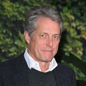 Hugh Grant possède une maison de vacances à Eygalières, un village provençal situé dans les Bouches-du-Rhône, au cœur du massif des Alpilles.

Hugh Grant et son épouse Anna Eberstein sur le tapis rouge de l'avant-première allemande du film Heretic à l'Astor Film Lounge, à Berlin.