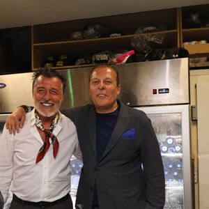 Jean Roch entouré d'amis tropéziens - Jean Roch a reçu ses amis pour fêter la fermeture de son célèbre club privé, "VIP Room" à Saint-Tropez, après 29 ans d'existence, le 5 avril 2026. Après un dernier week-end de fête, du 3 au 5 avril 2026, le célèbre établissement sera remplacé par le "Lilly's Club".
© Franz Chavaroche / Bestimage
