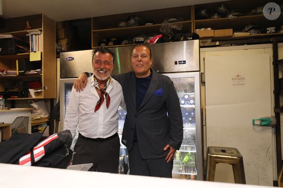 Jean Roch entouré d'amis tropéziens - Jean Roch a reçu ses amis pour fêter la fermeture de son célèbre club privé, "VIP Room" à Saint-Tropez, après 29 ans d'existence, le 5 avril 2026. Après un dernier week-end de fête, du 3 au 5 avril 2026, le célèbre établissement sera remplacé par le "Lilly's Club".
© Franz Chavaroche / Bestimage