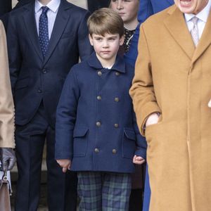 On y découvre un enfant actif et joueur sur une plage en Cornouailles.

Les membres de la famille royale assistent au service du jour de Noël à l'église Sainte-Marie-Madeleine de Sandringham, Norfolk. Photo par Backgrid UK/ Bestimage
