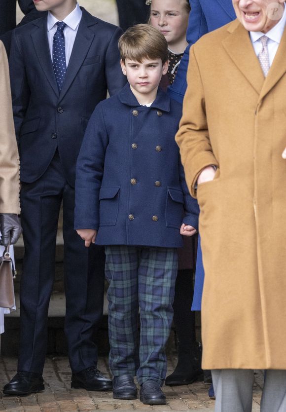 On y découvre un enfant actif et joueur sur une plage en Cornouailles.

Les membres de la famille royale assistent au service du jour de Noël à l'église Sainte-Marie-Madeleine de Sandringham, Norfolk. Photo par Backgrid UK/ Bestimage