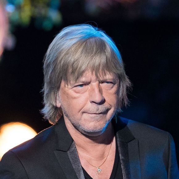 En effet, le chanteur souffre actuellement d'une bronchite

Exclusif - Le chanteur Renaud (Renaud Séchan) - Tournage de l'émission "Merci Renaud" dans les studios de la Plaine Saint-Denis le 15 novembre 2016, qui sera diffusée le samedi 17 décembre 2016 en prime time sur France 2. © Cyril Moreau / Bestimage