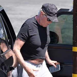 Ses proches, inquiets, ont confié que David Hasselhoff payait le prix de “décennies à s’auto-médicamenter” avec de l'alcool et “d’autres substances”. 
David Hasselhoff a été vu en train de se rendre à une réunion à Los Angeles Backgrid USA / Bestimage







David a également fait savoir ce que sa femme Haley Roberts est dans son contact téléphonique : "Wife For Life" (Femme pour la vie).



Photo d'archives : David Hasselhoff