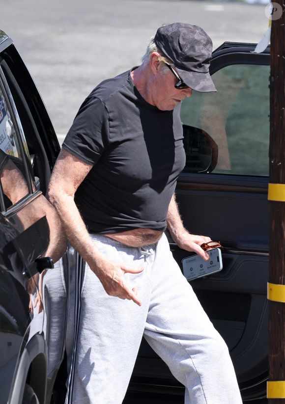 Ses proches, inquiets, ont confié que David Hasselhoff payait le prix de “décennies à s’auto-médicamenter” avec de l'alcool et “d’autres substances”. 
David Hasselhoff a été vu en train de se rendre à une réunion à Los Angeles Backgrid USA / Bestimage







David a également fait savoir ce que sa femme Haley Roberts est dans son contact téléphonique : "Wife For Life" (Femme pour la vie).



Photo d'archives : David Hasselhoff