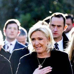 Marine Le Pen, sa soeur Marie-Caroline, Mathilde Chauffroy (fille de Marine Le Pen) et son mari Matthieu Parent - Arrivées des membres de la famille Le Pen aux obsèques de Jean-Marie Le Pen en l'église Saint-Joseph à la Trinité-sur-Mer  le 11 juillet 2025. © Dominique Jacovides / Guillaume Collet / Bestimage