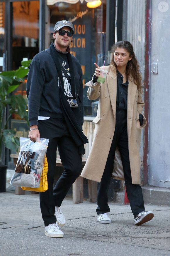 L'actrice Zendaya flirte avec son petit ami Jacob Elordi alors qu'ils font du shopping à Nolita à New York City, NY, USA, 3 février 2020. Photo by Christopher Peterson/Splash News/ABACAPRESS.COM