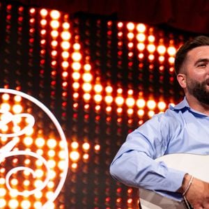 Depuis, il semble avoir retrouvé un quotidien plus paisible auprès de sa compagne Soraya et de leurs deux enfants, tout en poursuivant sa carrière musicale.

Kendji Girac lors du XIVᵉ Global Gift Gala Cannes 2026, le 20 mai 2026, à Cannes (France). © Global Gift via Bestimage