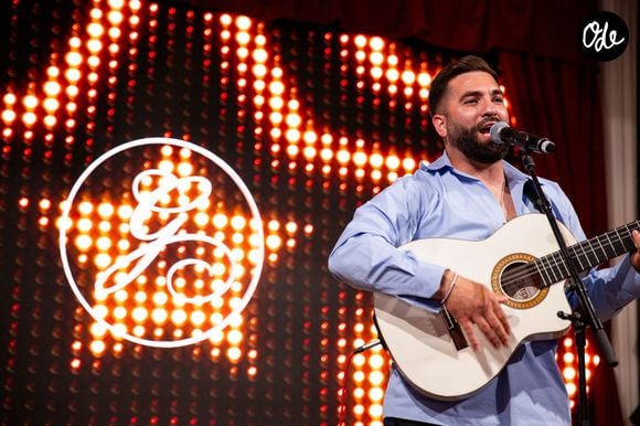 Depuis, il semble avoir retrouvé un quotidien plus paisible auprès de sa compagne Soraya et de leurs deux enfants, tout en poursuivant sa carrière musicale.

Kendji Girac lors du XIVᵉ Global Gift Gala Cannes 2026, le 20 mai 2026, à Cannes (France). © Global Gift via Bestimage