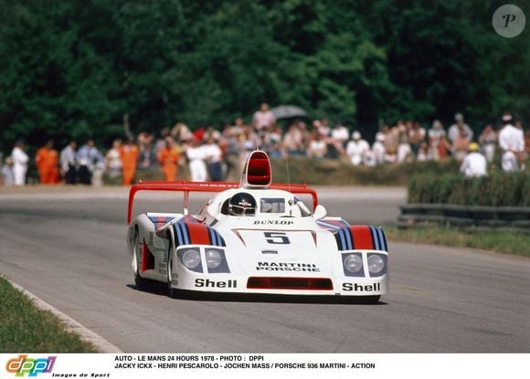 L'ancien pilote allemand Jochen Mass, vainqueur des 24 Heures du Mans en 1989, est mort à l'âge de 78 ans le 4 mai 2025. © DPPI / PsnewZ / Bestimage