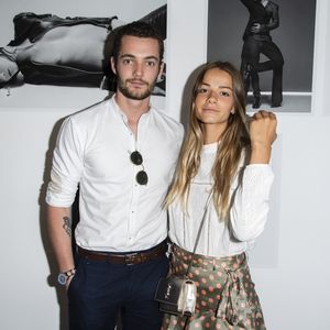 “Un animal politique sommeille en lui" indique d'ailleurs l'un de ses proches selon RMC qui ajoute "qu'avec son nom, il a une partie du passé glorieux et en même temps, il porte en germe l’avenir potentiel de la droite".

Louis Sarkozy et sa nouvelle compagne Julie Klein - Vernissage de l'exposition du photographe Jean-Baptiste Mondino au "Le Studio des Acacias" à Paris le 4 juillet 2019. © Pierre Perusseau/Bestimage