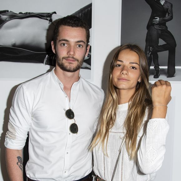 “Un animal politique sommeille en lui" indique d'ailleurs l'un de ses proches selon RMC qui ajoute "qu'avec son nom, il a une partie du passé glorieux et en même temps, il porte en germe l’avenir potentiel de la droite".

Louis Sarkozy et sa nouvelle compagne Julie Klein - Vernissage de l'exposition du photographe Jean-Baptiste Mondino au "Le Studio des Acacias" à Paris le 4 juillet 2019. © Pierre Perusseau/Bestimage