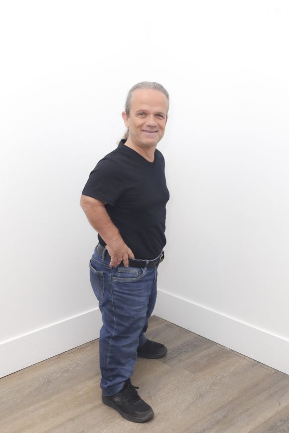 Désormais à la retraite, l'acolyte de Passe-Muraille était souvent aperçu par les usagers choqués de le croiser dans le métro. 

André Bouchet (Passe Partout) pose en marge de sa venue à l'émission " Face à Hanouna " présentée parC.Hanouna et diffusée sur C8 le 07 septembre 2024, à Paris, France, le 05 septembre 2024. © Jack Tribeca / Bestimage