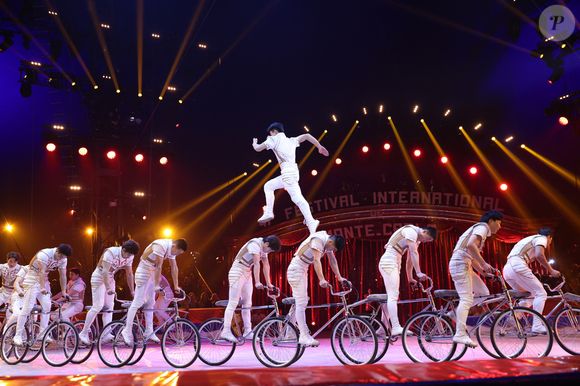 La Troupe Nationale Acrobatique de Chine, acrobaties sur bicyclettes lors de la soirée d'ouverture de la 47ème édition du Festival International du Cirque de Monte-Carlo à Monaco, le 17 janvier 2025. © Jean-Charles Vinaj/Pool Monaco/Bestimage