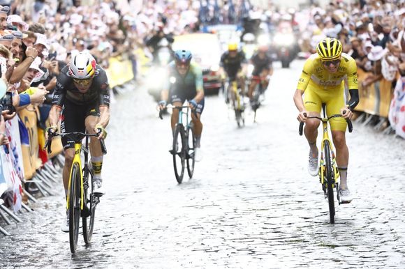Etape 21 de la 112ème édition du Tour de France, le 24 juillet 2025. PARIS CHAMPS-ELYSEES, FRANCE - JULY 27 : Pogacar Tadej (SLO) of UAE Team Emirates, Van Aert Wout (BEL) of Team Visma 
Photo News/Psnewz/Bestimage