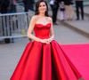 Anne Hathaway a fait sensation dans une création Louis Vuitton. Sa robe en satin rouge présentait un décolleté orné de petites pointes en forme de cornes, clin d'œil au film.

Anne Hathaway arrive à la première du film "Le diable s'habille en Prada 2" à New York le 20 avril 2026

©BestImage