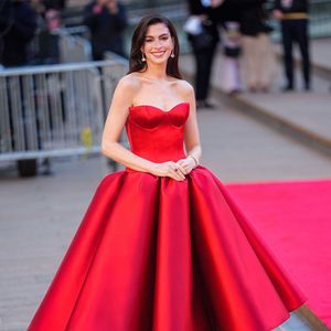 Anne Hathaway a fait sensation dans une création Louis Vuitton. Sa robe en satin rouge présentait un décolleté orné de petites pointes en forme de cornes, clin d'œil au film.

Anne Hathaway arrive à la première du film "Le diable s'habille en Prada 2" à New York le 20 avril 2026

©BestImage