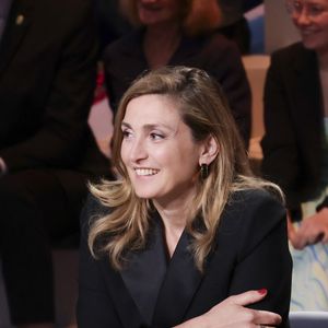 Exclusif - Julie Gayet - Plateau de l'émission "C à vous" lors du 78ème Festival International du Film de Cannes le 19 mai 2025. © Jack Tribeca / Bestimage