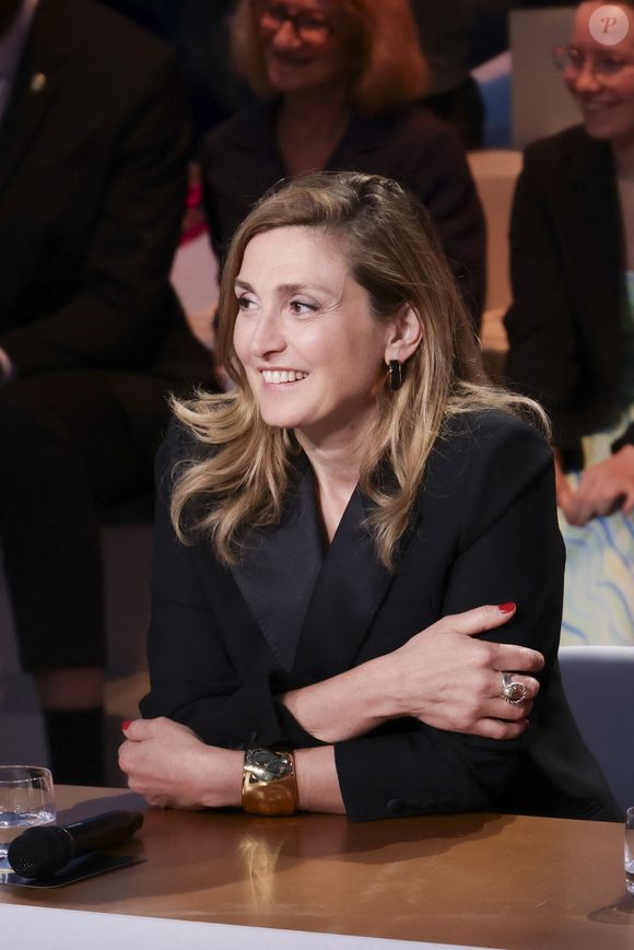 Exclusif - Julie Gayet - Plateau de l'émission "C à vous" lors du 78ème Festival International du Film de Cannes le 19 mai 2025. © Jack Tribeca / Bestimage
