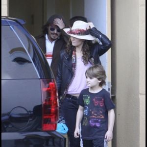 Johnny Depp, Vanessa Paradis et leurs fils à le sortie d'un hôtel à Miami. 

Photo : Kadena Press / Bestimage