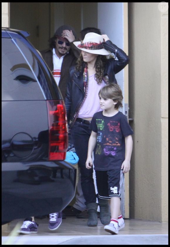 Johnny Depp, Vanessa Paradis et leurs fils à le sortie d'un hôtel à Miami. 

Photo : Kadena Press / Bestimage