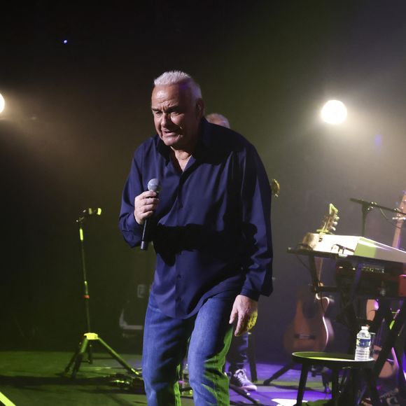 Exclusif - Michel Fugain - Michel Fugain et sa femme Sanda en concert à Bobino, Paris le 27 janvier 2025. 
Michel Fugain, icône de la chanson française, a célébré en 2024 ses 60 ans de carrière avec un nouvel album intitulé La Vie, l'Amour, etc....
Pour marquer cet événement, il a entamé une tournée exceptionnelle qui passera par plusieurs scènes parisiennes en 2025.
À Paris, il se produira à Bobino les lundis 13, 20 et 27 janvier, ainsi que le 3 février 2025, à 20h30. Ce spectacle, également nommé La Vie, l'Amour, etc..., propose un voyage musical à travers ses plus grands succès. Chaque chanson, portée par une interprétation pleine de générosité, promet de raviver des souvenirs et d’émouvoir le public. © Jack Tribeca / Bestimage