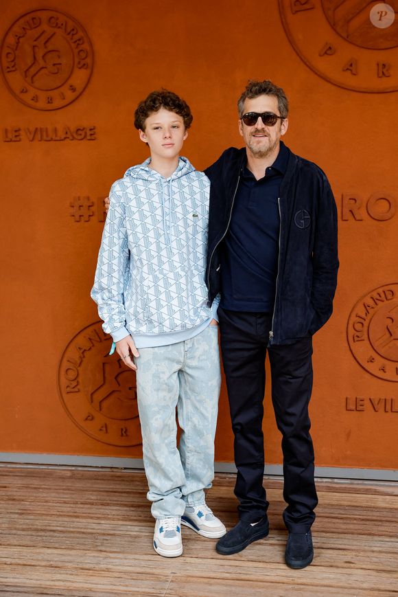 Guillaume Canet et son fils Marcel au village lors des Internationaux de France de Tennis de Roland Garros 2025, à Paris, France, le 8 juin 2025. © Cyril Moreau/Bestimage