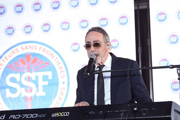Exclusif - Alain Chamfort - Soirée de gala de l'Opération "Tous Sauveteurs" à l'occasion du 23ème anniversaire de l'association "Sauveteurs Sans Frontières" (SSF) à l'hôtel du Collectionneur Paris le 20 mars 2023. Lors de cette soirée des personnalité ont reçus leur diplôme à l'issue d'une formation d'une demi-journée. © Rachid Bellak/Bestimage