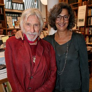 Pierre Richard et sa femme Ceyla Lacerda - Guy Cuevas, le DJ culte des années Palace, dédicace son livre "Avant que la nuit ne m'emporte" à la librairie Delamain à Paris le 08 juin 2022.

© Bertrand Rindoff / Bestimage