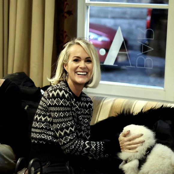 Exclusif - Laeticia Hallyday et son compagnon Jalil Lespert, accompagnés de Jade et Joy sont allés rendre visite au Manneken-Pis  à Bruxelles le 20 décembre 2022. 
© Dominique Jacovides / Bestimage