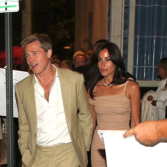 Los Angeles, CA - Après la première de "Wolfs", Brad Pitt et sa petite amie Ines de Ramon ont dîné au restaurant Mother Wolf à Los Angeles. Le couple a été aperçu en train de partager une soirée confortable après le grand événement.