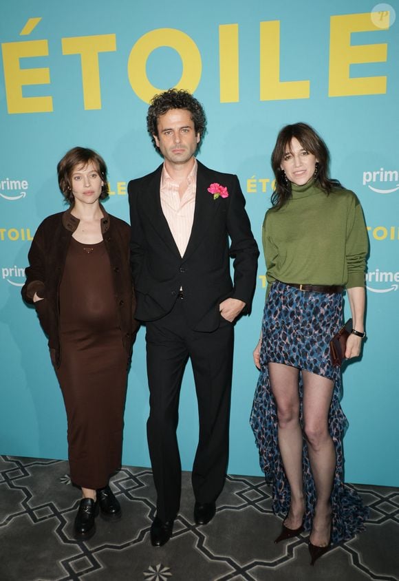 Lou de Laâge (enceinte), Luke Kirby, Charlotte Gainsbourg à la première de la série "Etoile" de Prime Video à la Galerie Bourbon à Paris le 23 avril 2025.

© Coadic Guirec / Bestimage