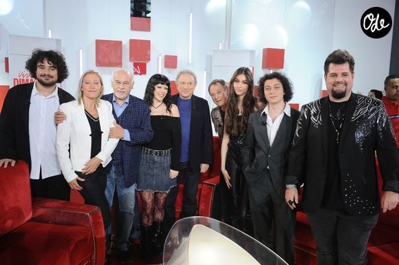 Exclusif - Louis Perrin, Mélofie Balavoine, Francis Perrin, Jeanne Perrin, Michel Drucker, Peter Kingsbury, sa fille Shannon Kingsbury et Roman Doduik lors de l'enregistrement de l'émission Vivement dimanche édition spéciale intitulée 'Sagas familiales' au studio Rive gauche, présentée par M.Drucker et diffusée le 27 septembre sur France 3, à Paris, France, le 22 septembre 2026. © Guillaume Gaffiot/Bestimage