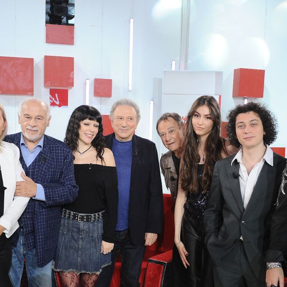 Exclusif - Louis Perrin, Mélofie Balavoine, Francis Perrin, Jeanne Perrin, Michel Drucker, Peter Kingsbury, sa fille Shannon Kingsbury et Roman Doduik lors de l'enregistrement de l'émission Vivement dimanche édition spéciale intitulée 'Sagas familiales' au studio Rive gauche, présentée par M.Drucker et diffusée le 27 septembre sur France 3, à Paris, France, le 22 septembre 2026. © Guillaume Gaffiot/Bestimage