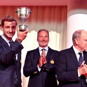 Pierre Casiraghi, Paul Cayard et le prince Albert II de Monaco durant la cérémonie d'intronisation des nouveaux membres du Yacht Club de Monaco ainsi que la remise des YCM Awards-Trophée Credit Suisse 2025, présidé par le prince Albert II de Monaco, le 16 décembre 2025, au Yacht Club de Monaco. Le titre de "régatier du Y.C.M. de l'année 2025" a été remporté par Pierre Casiraghi. Ce sont les membres du Club qui ont voté et choisi entre plusieurs régatiers. © Bruno Bebert / Bestimage