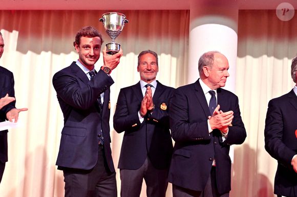 Pierre Casiraghi, Paul Cayard et le prince Albert II de Monaco durant la cérémonie d'intronisation des nouveaux membres du Yacht Club de Monaco ainsi que la remise des YCM Awards-Trophée Credit Suisse 2025, présidé par le prince Albert II de Monaco, le 16 décembre 2025, au Yacht Club de Monaco. Le titre de "régatier du Y.C.M. de l'année 2025" a été remporté par Pierre Casiraghi. Ce sont les membres du Club qui ont voté et choisi entre plusieurs régatiers. © Bruno Bebert / Bestimage