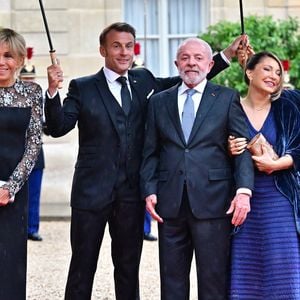 Le président du Brésil Luiz Inácio Lula da Silva, Rosângela da Silva, la première dame du Brésil, le président Emmanuel Macron et sa femme Brigitte Macron - Arrivées des personnalités au dîner d’État en l’honneur du président brésilien et de sa femme au palais présidentiel de l’Élysée à Paris le 5 juin 2025.

© Christian Liewig / Bestimage