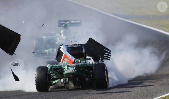 Le Néerlandais Giedo van der Garde de Caterham F1 Team se heurte au Français Jules Bianchi de Marussia F1 Team lors du Grand Prix du Japon de Formule 1 sur le circuit de Suzuka à Suzuka, au Japon, le 13 octobre 2013. Photo by Hoch Zwei/DPA/ABACAPRESS.COM