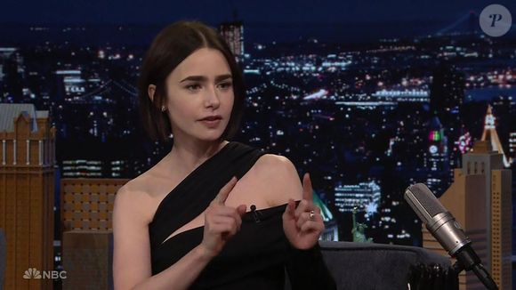 Los Angeles, CA - Lily Collins révèle qu'elle est une super fan des Spice Girls en se synchronisant parfaitement sur leur tube Wannabe dans le Tonight Show.